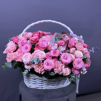Цветы в корзине