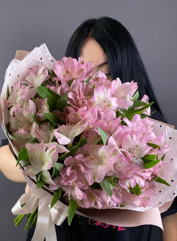 Монохромный букет из розовых альстромерий  от интернет-магазина цветов в 