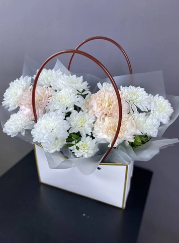 Композиция  с хризантемой «Изысканность» от интернет-магазина цветов в 