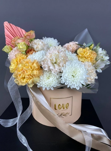 Шляпная коробка «Зов любви» от интернет-магазина цветов в 