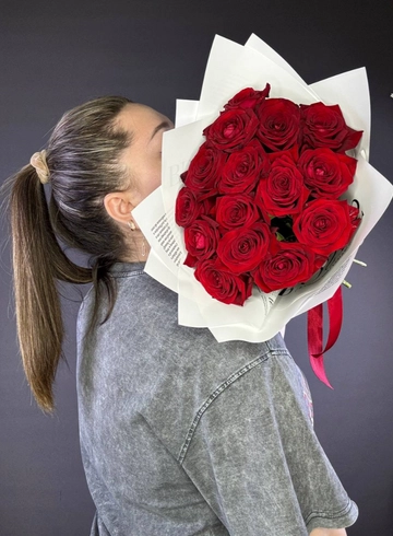 Монобукет  из 15 красных роз от интернет-магазина цветов в 