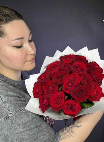 Монобукет из 19 красных роз от интернет-магазина цветов в 