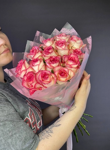 Монобукет из 15 розовых роз от интернет-магазина цветов в 