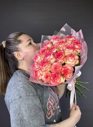 Монобукет из 19 розовых роз от интернет-магазина цветов в 