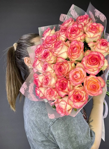 Монобукет из 25 розовых роз от интернет-магазина цветов в 