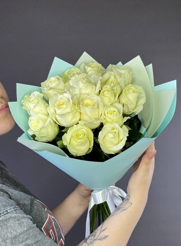 Монобукет из 15 белых роз от интернет-магазина цветов в 