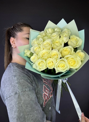 Монобукет из 25 белых роз от интернет-магазина цветов в 
