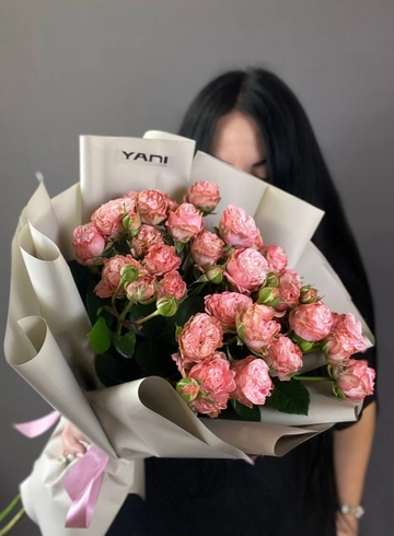 Монобукет из кустовых роз «Палитра нежности» от интернет-магазина цветов в 