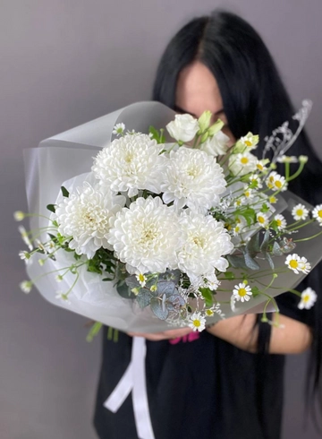 Сборный букет из белой хризантемы «Алтая» от интернет-магазина цветов в 