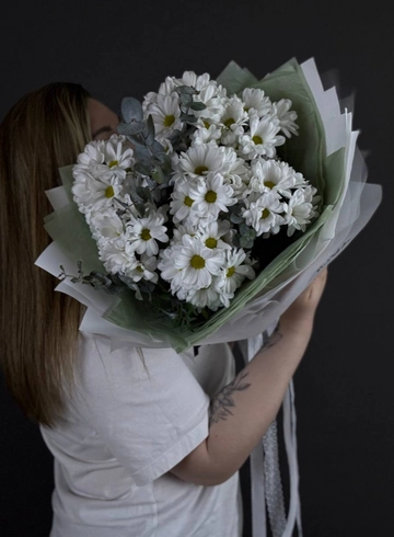 Монобукет из белой хризантемы &laquo;Ромашковое счастье&raquo; от интернет-магазина цветов в 