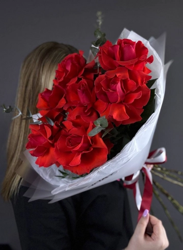 Монобукет из красных роз &laquo;Аленький цветочек&raquo; от интернет-магазина цветов в 