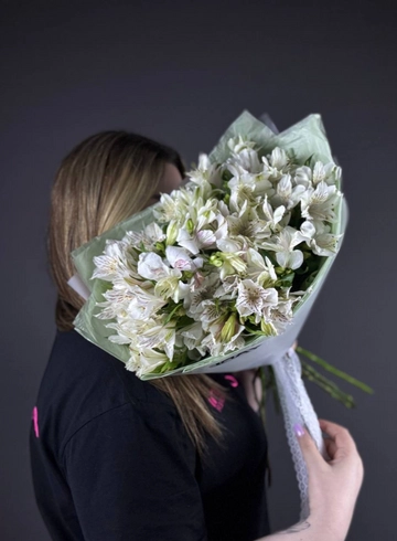 Монобукет  из белой альстромерии &laquo;Сладкое очарование&raquo; от интернет-магазина цветов в 