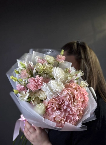 Сборный букет «Малиновая матча» от интернет-магазина цветов в 