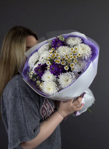 Сборный букет с хризантемой, ромашкой и маттиолой &laquo;Пурпурная мелодия&raquo; от интернет-магазина цветов в 