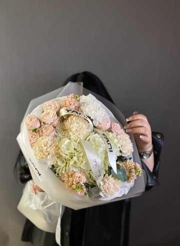 Сборный букет с гортензией, кустовыми розами, диантусами &laquo;Флорентийская нежность&raquo; от интернет-магазина цветов в 