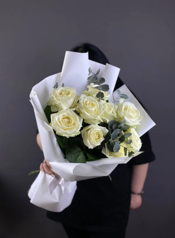 Монобукет из белых роз «Белая симфония»  от интернет-магазина цветов в 