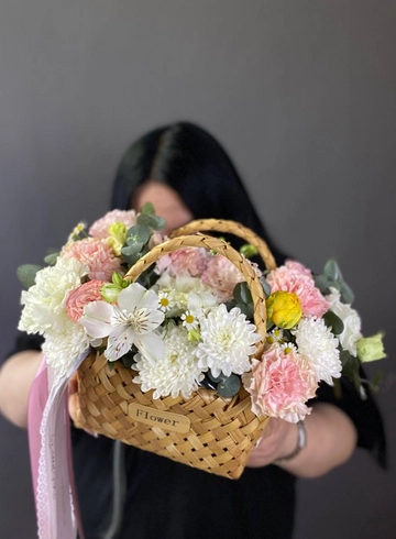 Корзина с цветами «Летний этюд» от интернет-магазина цветов в 