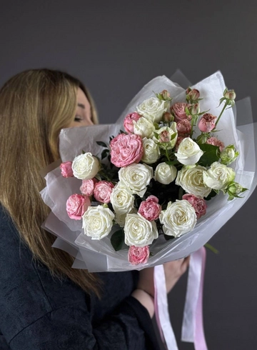 Яркий микс кусотовых роз от интернет-магазина цветов в 