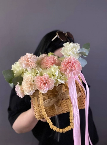 Корзинка с цветами «Танго вдвоём» от интернет-магазина цветов в 