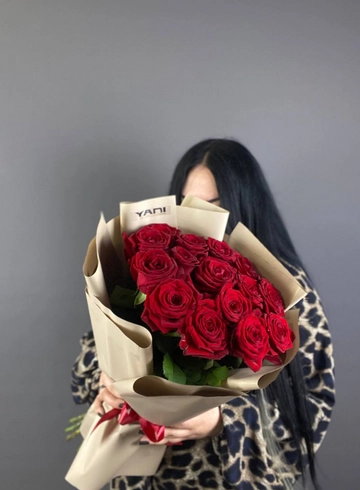 Монобукет из красных роз  от интернет-магазина цветов в 