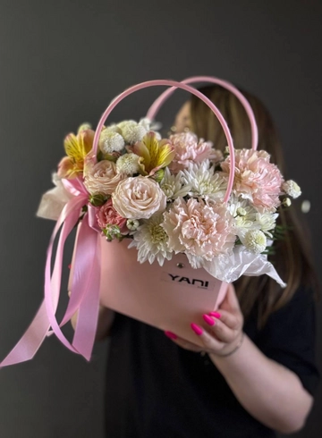 Композиция с кустовой розой  «Ванильное небо» от интернет-магазина цветов в 