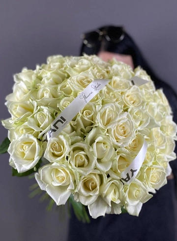Монобукет из 51 белой розы  от интернет-магазина цветов в 