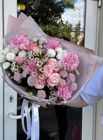 Сборный букет с хризантемой &laquo;Ньютон&raquo; от интернет-магазина цветов в 