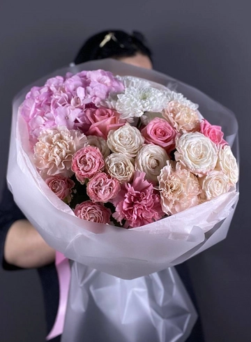 Сборный букет с гортензией «Розовая мечта» от интернет-магазина цветов в 