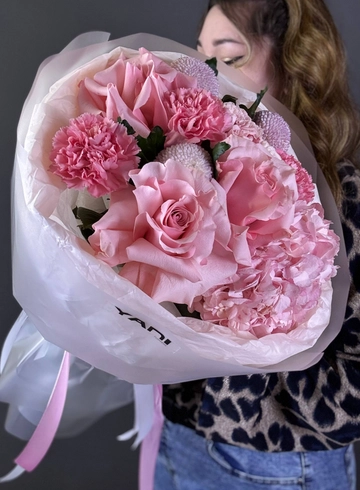 Сборный букет с розами «Сочный персик» от интернет-магазина цветов в 