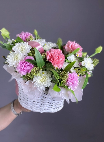 Корзинка с цветами «Ласковый ветер» от интернет-магазина цветов в 