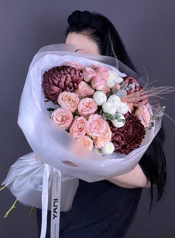 Сборный букет с хризантемой «Таинственный вечер» от интернет-магазина цветов в 